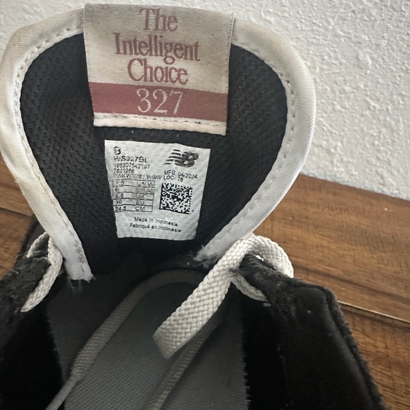 New Balance 327 Black and White Shoes - Picture 5 of 8